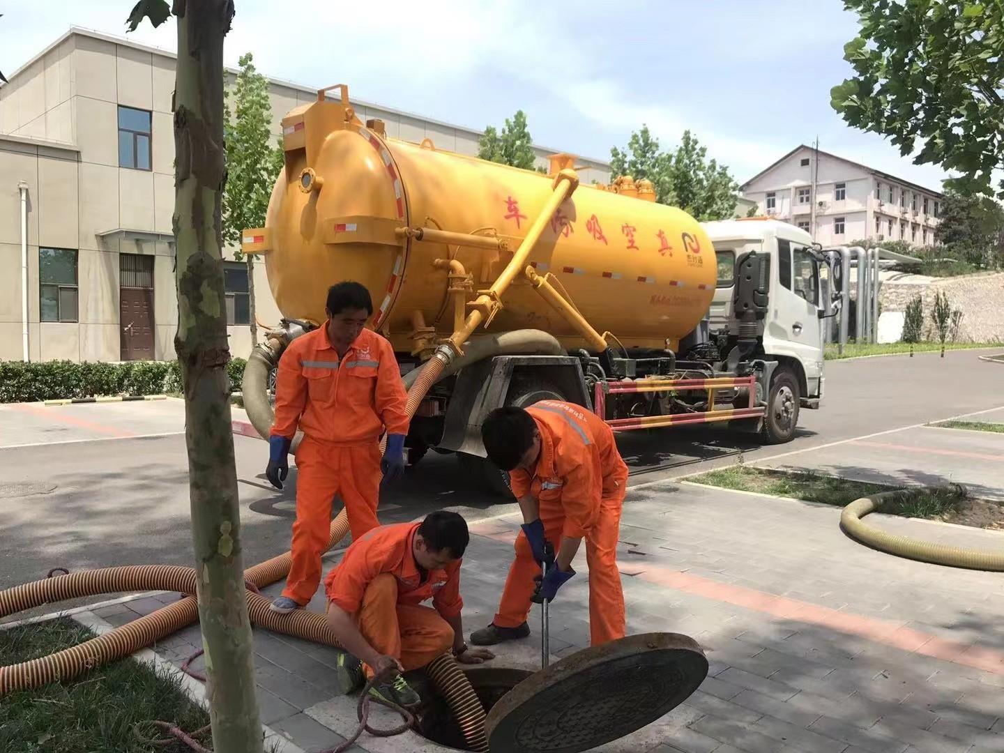 凤凰镇化粪池清理与5-8吨吸粪车施工效率分析